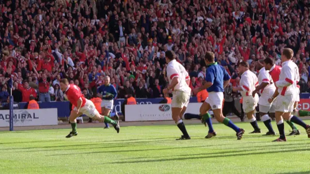 Scott Gibbs scores for Wales