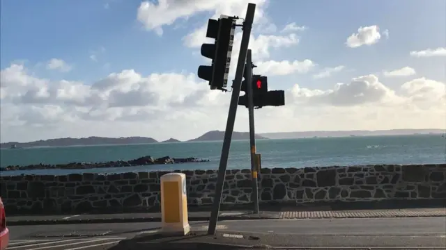 Damaged traffic light