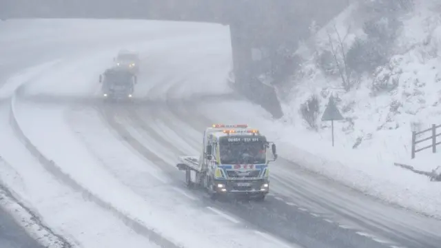 Recovery vehicles on the M80