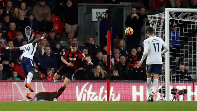 Serge Aurier scores