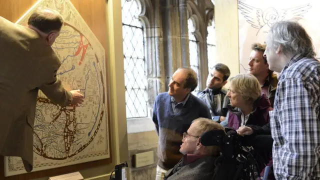 Stephen Hawking viewing the Mappa Mundi