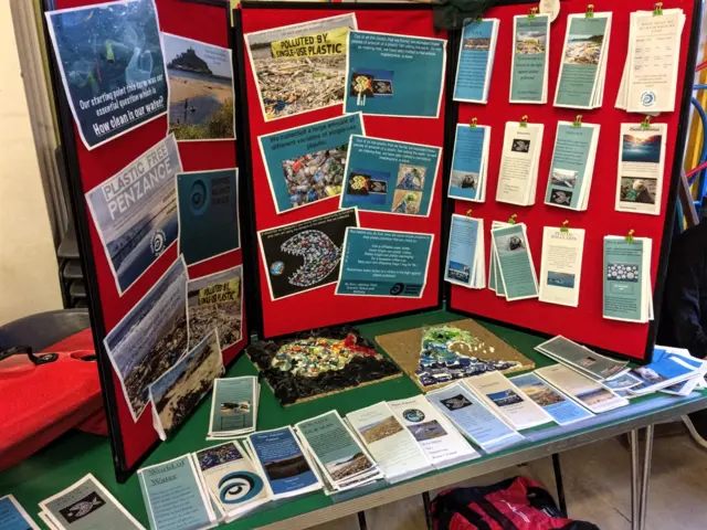 Plastic-free conference display