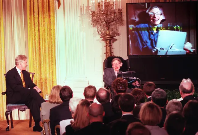 US President Bill Clinton (L) and Professor Stephen Hawking -- in person and on screen -- watch a scene from 'Star Trek the Next Generation', during a 'Millennium Evening' at the White House