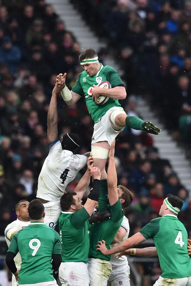 Ireland win the line out