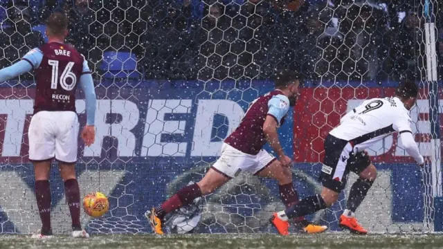 Adam Le Fondre scores for Bolton