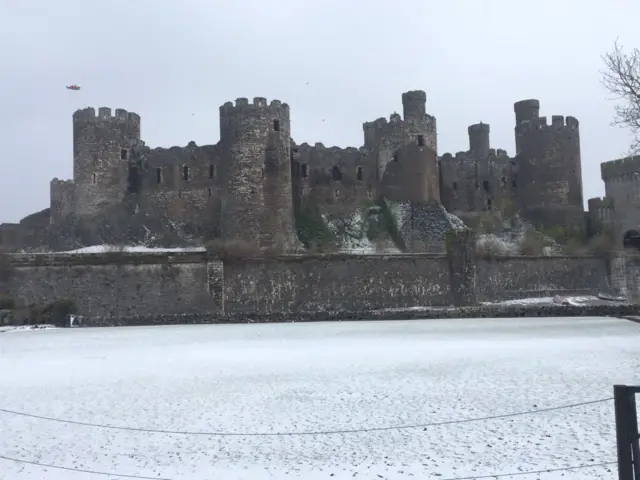 Castell Conwy yn yr eira