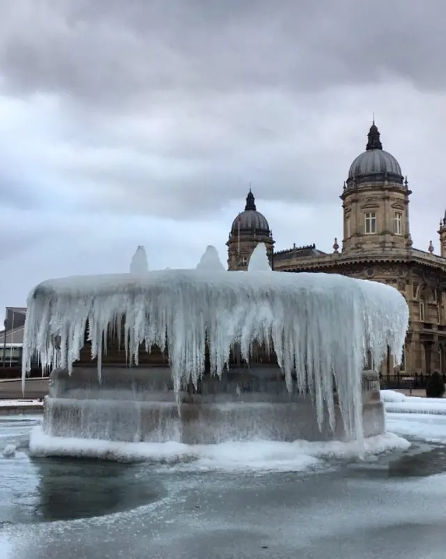 Rose Bowl fountain Hull