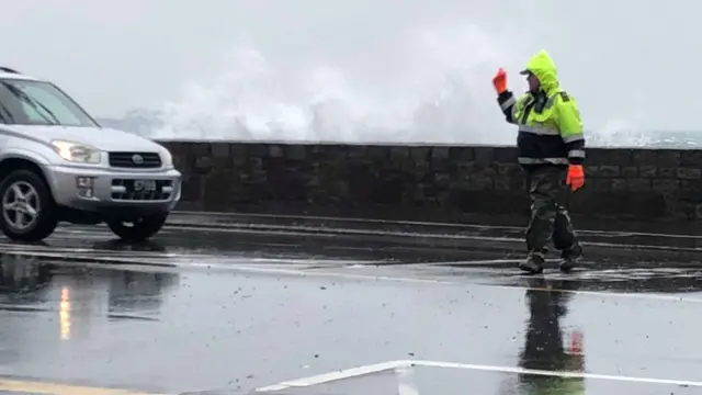 Man diverts traffic