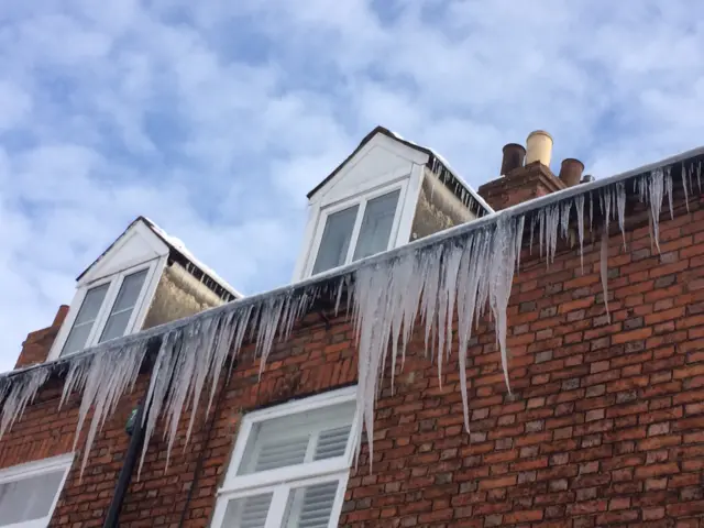 Bailgate icicles