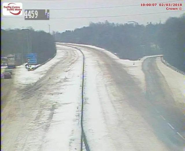 M4 closed eastbound at junction 32 Coryton