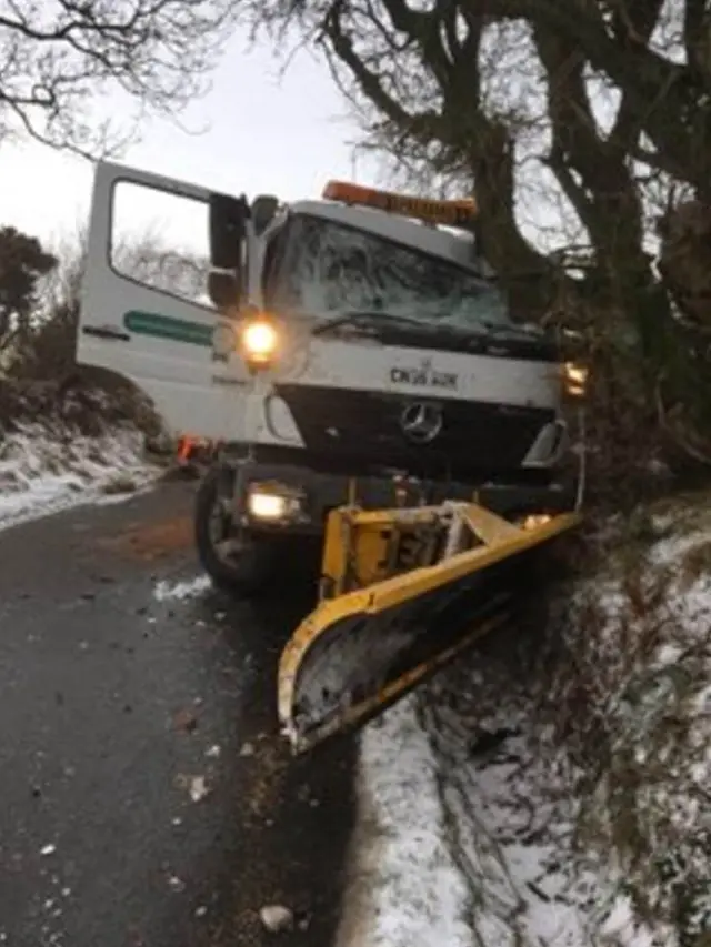 Lorry crashed into a tree