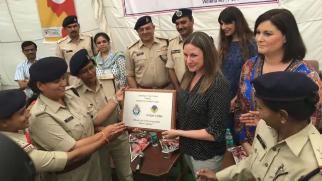 Leicestershire Police hands over a sign