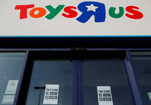 Toys R Us sign