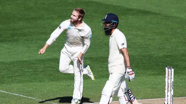 Kane Williamson bowls