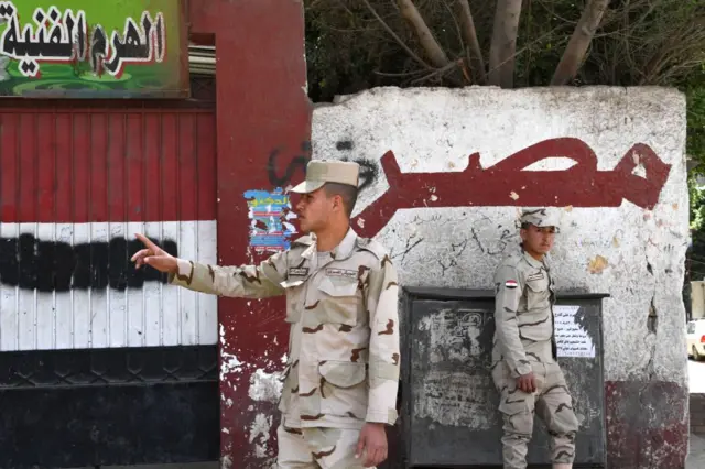 Egyptian soldiers stand guard the Aziz Al Masri primary school on March 25, 2018 in central Cairo, ahead of the March 26-28 presidential election.