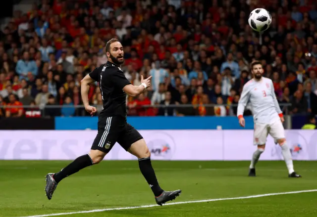 Higuain misses a chance for Argentina against Spain