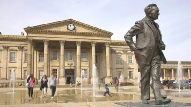 Harold Wilson statute in Huddersfield