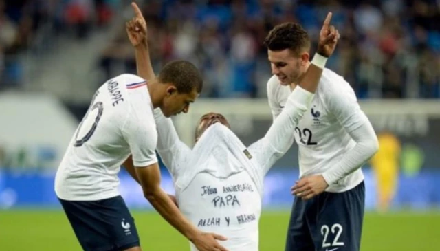 Paul Pogba celebrates