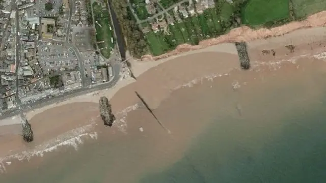 Beach groynes