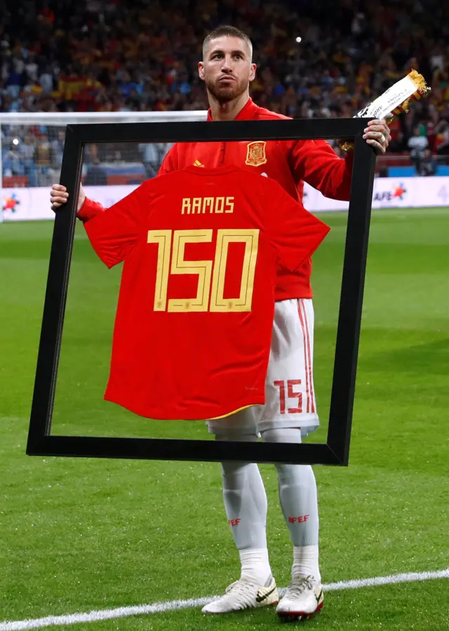 Ramos receives an award for his 150th appearance