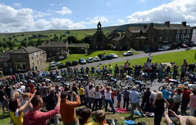 Tour de France peloton in Reeth