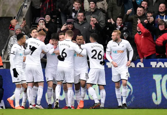 Ki Sung Yueng celebrates with his Swansea teammates