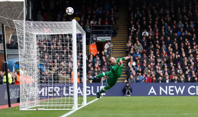 Karius saves Van Aanholt's free-kick