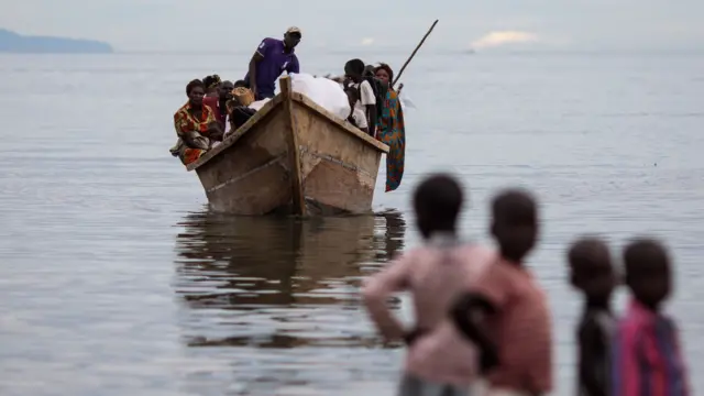 Congolese arriving in Uganda