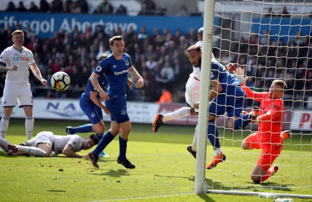 Everton defend against Swansea