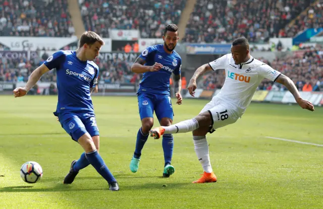 Jordan Ayew shoots for Swansea against Everton