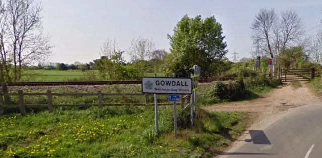 Gowdall village sign