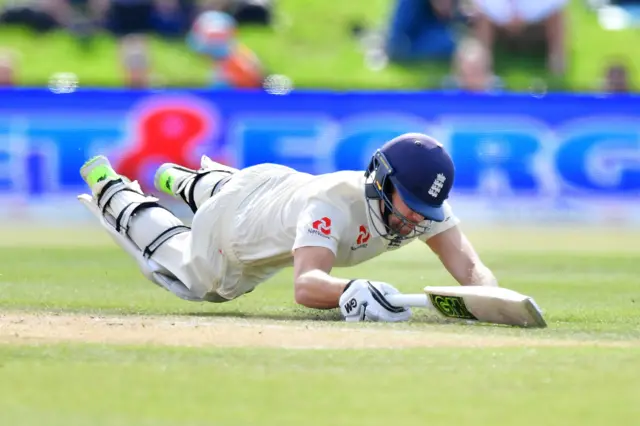 Dawid Malan dives