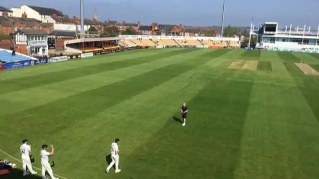 Warwickshire heading onto field