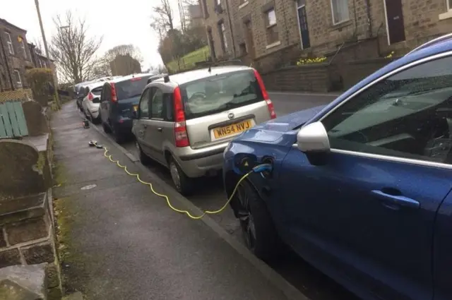 Cable charging car