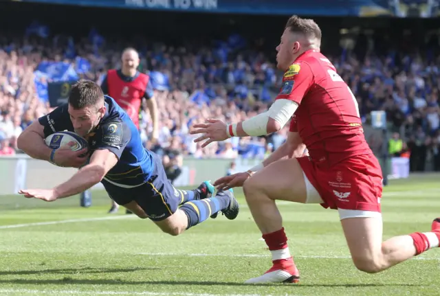 Fergus McFadden scores