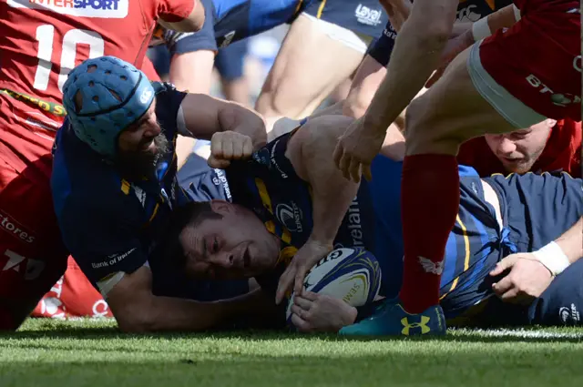 Cian Healy scores for Leinster