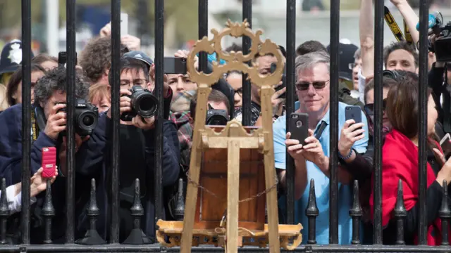 Crowds at Buckingham Palace