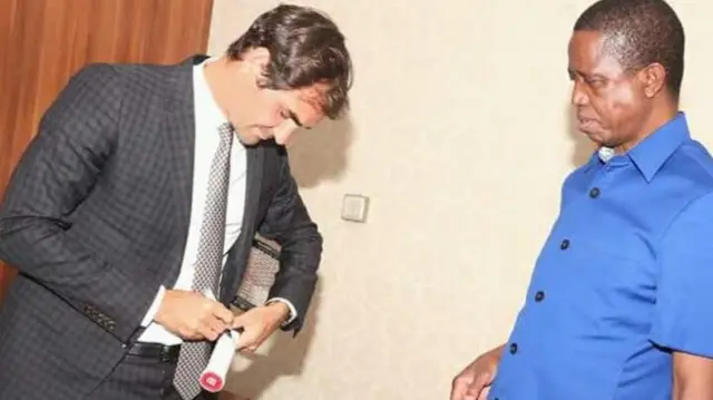 Rodger Federer presents Edgar Lungu with a racket