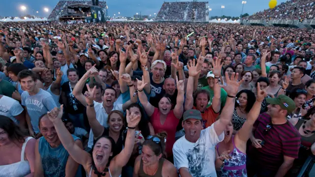 U2 fans on the 360 tour