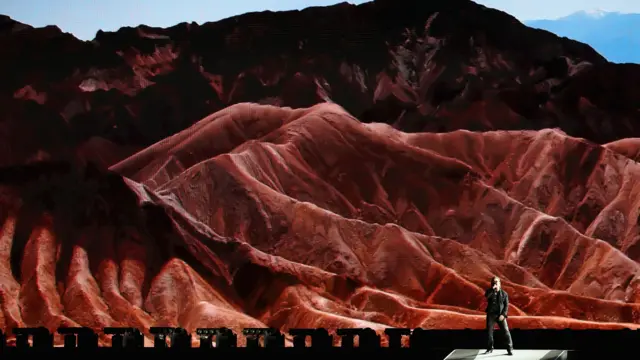 U2 on their Joshua Tree tour