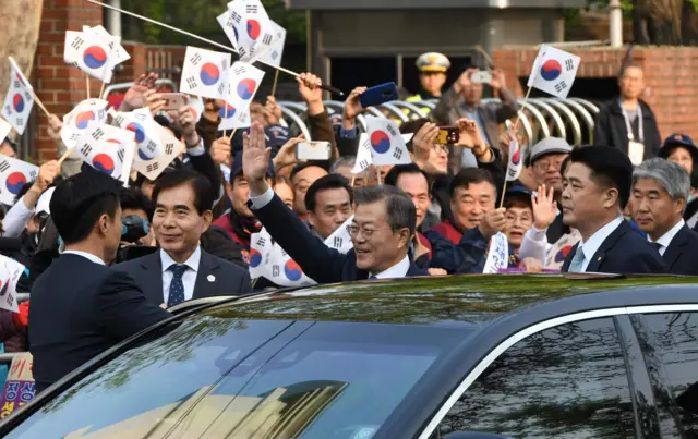 Moon Jae-in waving to supporters