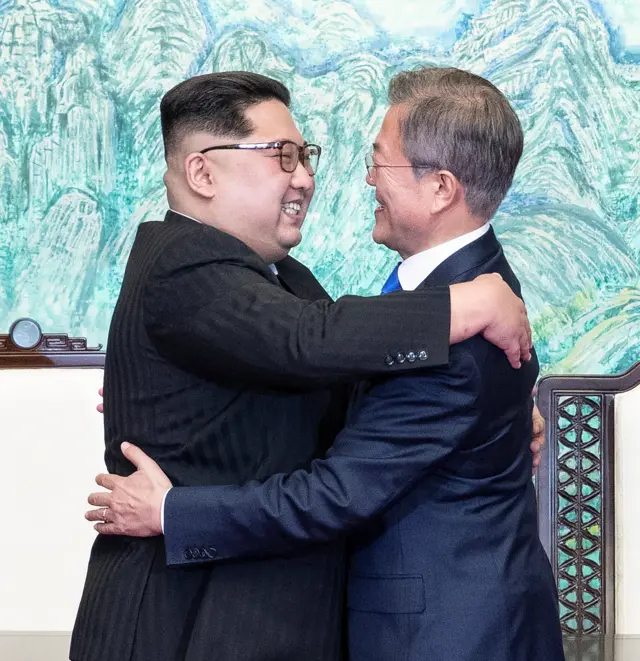 27/04/2018 Reuters South Korean President Moon Jae-in and North Korean leader Kim Jong Un embrace at the truce village of Panmunjom inside the demilitarized zone separating the two Koreas, South Korea, April 27, 2018.