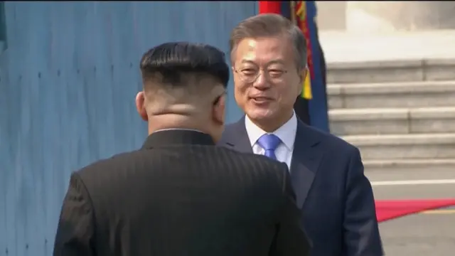 Moon Jae-in and Kim Jong-un at the border