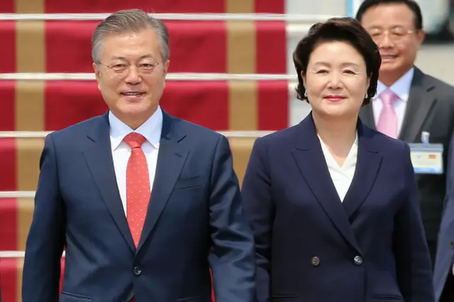 Moon Jae-in stands next to wife Kim Jung-sook