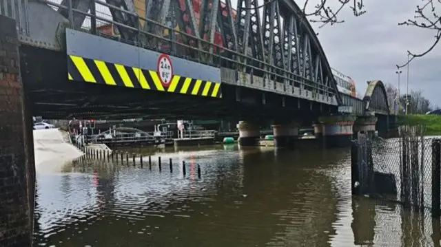 Sluice bridge