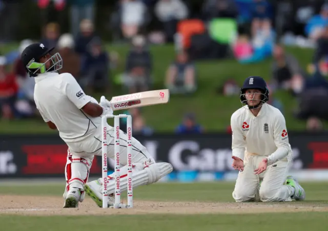 Ish Sodhi and Joe Root