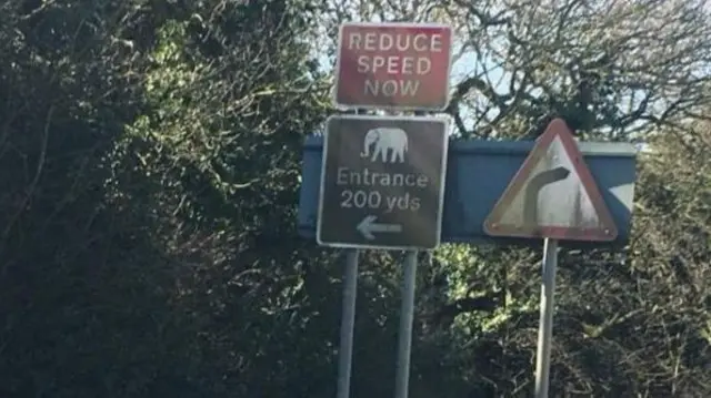 Twycross Zoo sign