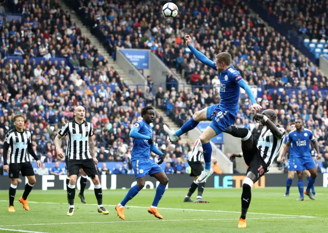 Jamie Vardy gets hit in the penalty area