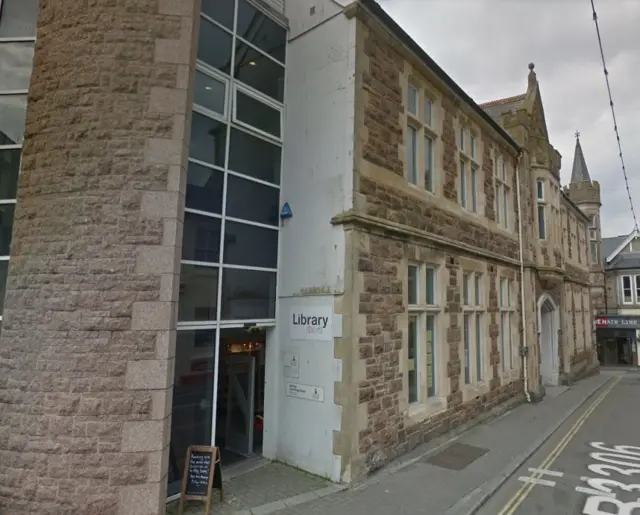 St Ives Library