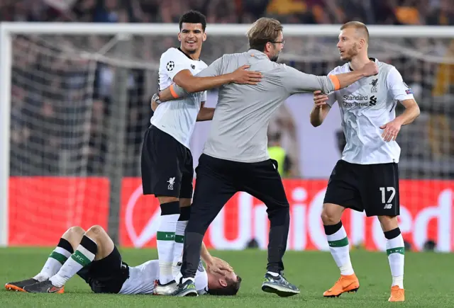 Liverpool manager Jurgen Klopp with his players